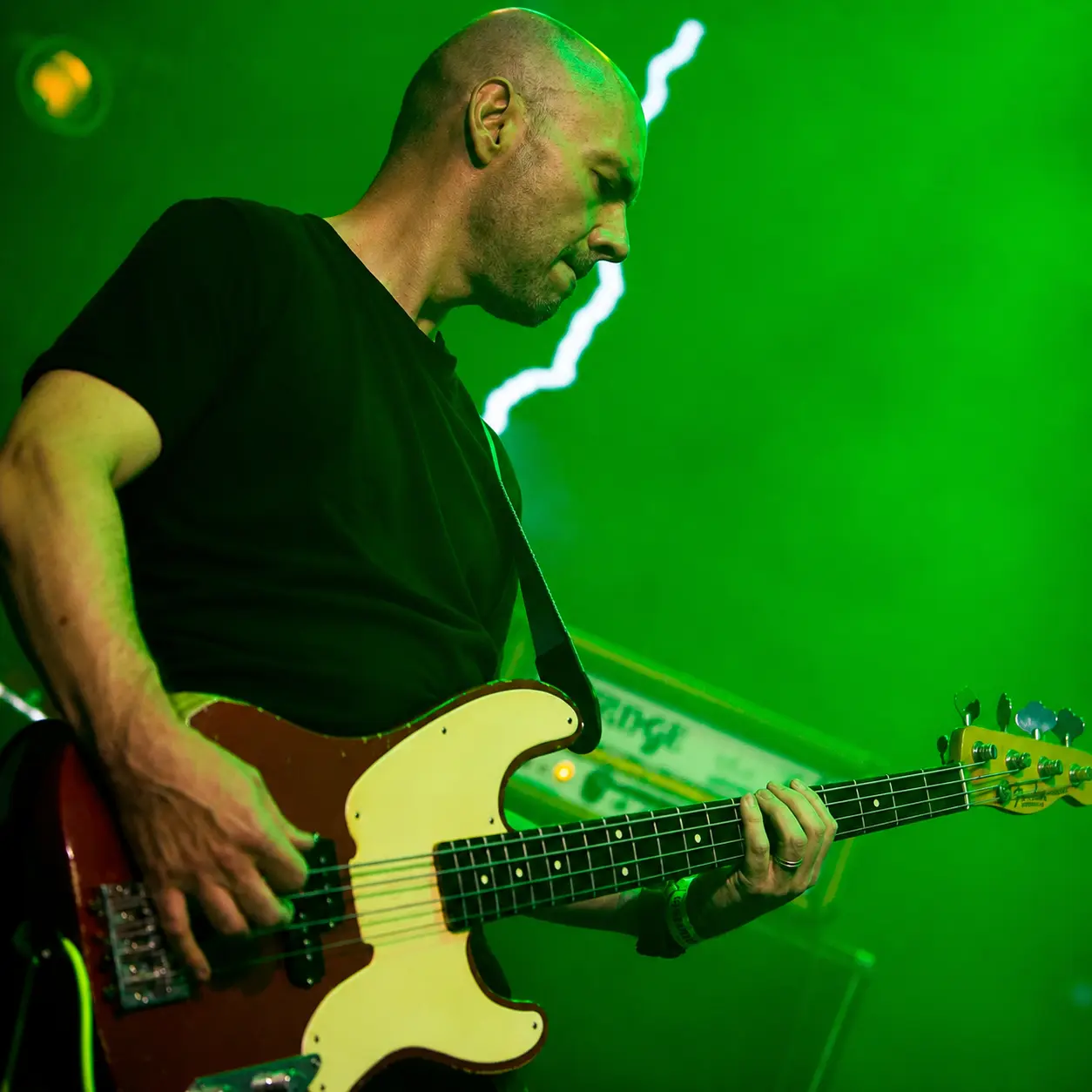 Daniel Chalfon a tocar baixo em palco